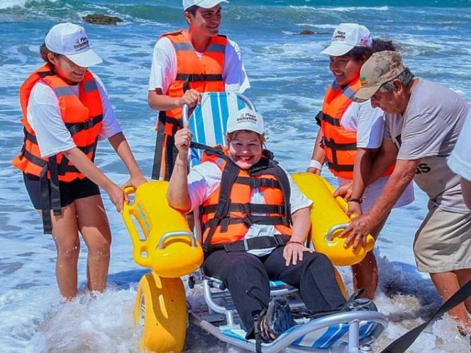 Imagen de Personas con discapacidad disfrutan de playa incluyente en Guerrero